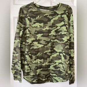 zuda Men's Small Pullover Long Sleeve Hi-Low Hem Green Camo NEW